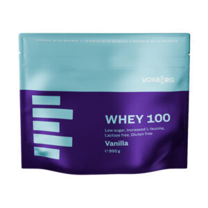 Fialovo-modrý znovuuzatvárateľný obal VOXBERG WHEY 100 Proteín Vanilla 990g, nízky cukor, viac L-leucínu, bez laktózy a lepku.