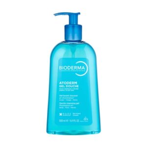 500 ml fľaša Bioderma Atoderm Gel Douche s modrou pumpičkou, označená ako čistiaci gél na telo, tvár a ruky.