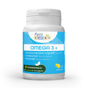 Biela fľaša s nápisom "Petit CHENE OMEGA 3+, 60 kapsúl", doplnok stravy s olejom z mikrorias pre kogníciu, rast a imunitu.