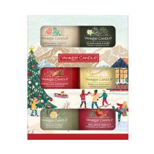 Sada YANKEE CANDLE Vianočný set obsahuje 6 sviečok po 37 g v krabičke s motívom zimnej dediny. Vône vianočného pečiva, vanilkového koláčika.