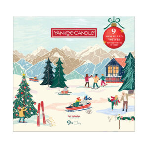 Ilustrovaná zimná scéna s ľuďmi na korčuľovaní, sánkovaní a zdobení vianočného stromčeka; hore logo Yankee Candle a popis výrobku.