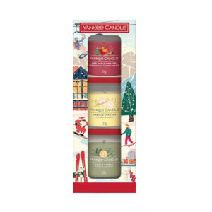 YANKEE CANDLE darčeková sada Holiday Party obsahuje tri malé sviečky v zimnom balení so zobrazením ľudí hrajúcich sa v snehu.