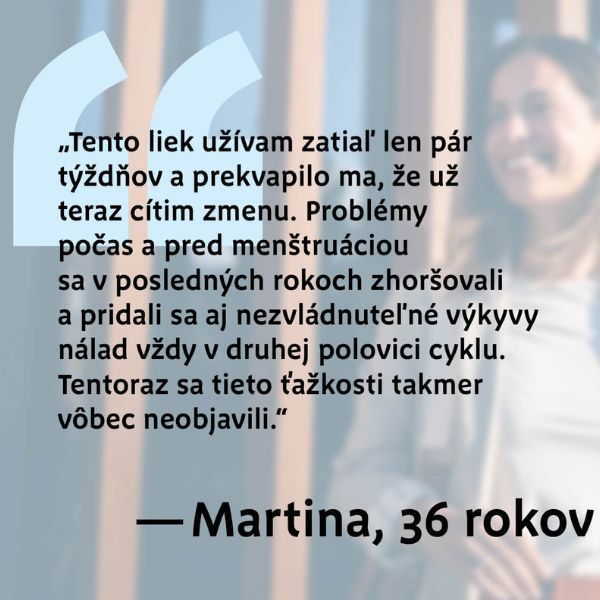 Slovenský text s hodnotením lieku na menštruačné ťažkosti (PMS) Agnucaston je zobrazený na rozmazanom pozadí ženy, ktorá sa usmieva.